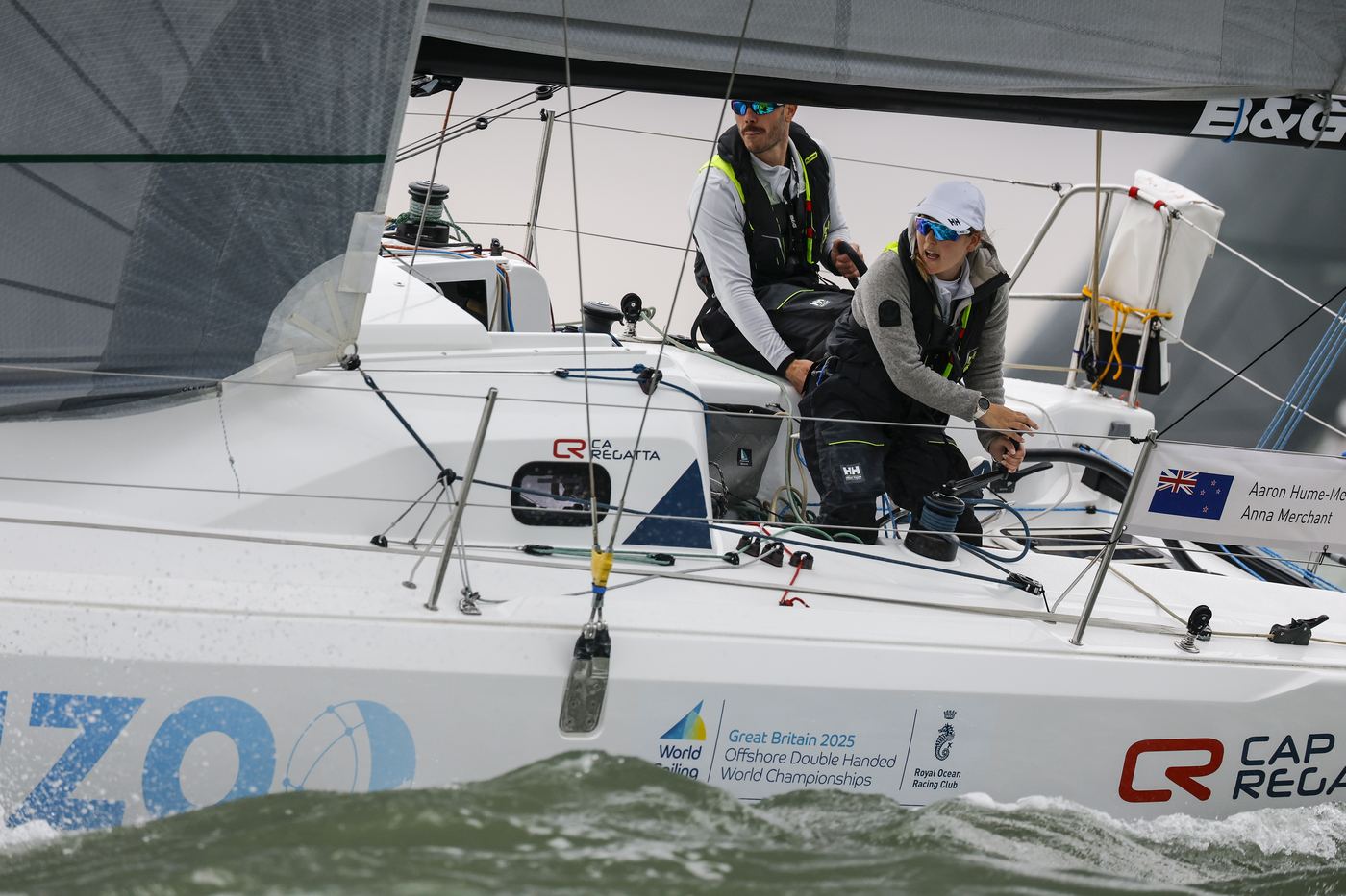 Un duo mixte à la barre d'un Class30 Cap Regatta